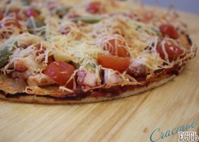 Пицца с копченой курой, томатами - Фото