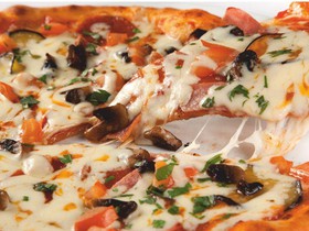 Пикантная пицца с салями - Фото