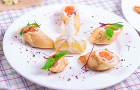 Блинчики с лососем и сливочным сыром - Фото