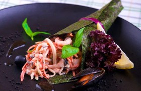 Салат с морепродуктами в соусе - Фото