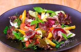 Салат с ростбифом, маринованными овощами - Фото