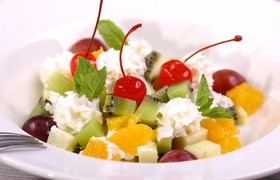 Фруктовый салат со сливками и йогуртом - Фото