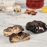 Булочка с маком черная Фото