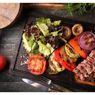 Фирменный салат МясУгляс Фото