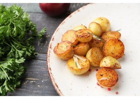 Картофель молодой с розмарином - Фото