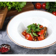 Салат с хрустящими баклажанами, томатами Фото