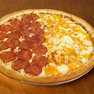 Пепперони и 4 сыра пицца Фото