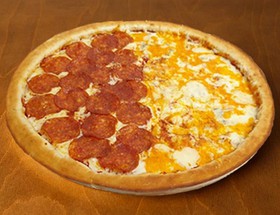 Пепперони и 4 сыра пицца - Фото