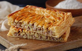 Пирог слоеный с мясом и картофелем - Фото