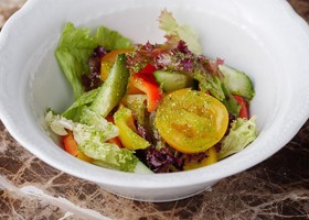 Свежие овощи с листьями салата - Фото