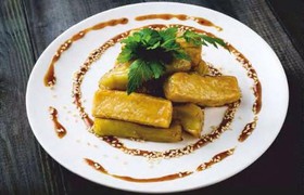 Баклажан и сыр тофу, жаренные в карамели - Фото