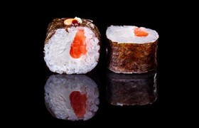 Ролл с лососем и сливочным сыром - Фото