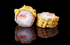 Ролл с лососем и сыром в темпуре - Фото