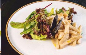 Теплый салат с морепродуктами - Фото