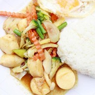 Тофу жареный с овощами и рисом Фото