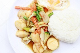 Тофу жареный с овощами и рисом - Фото