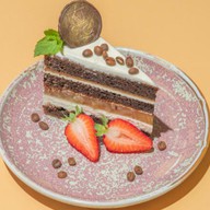 Торт шоколадный с фундуком Фото