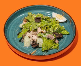 Салат с копченой курицей, шампиньонами - Фото