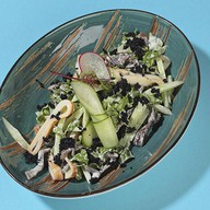 Салат с копченым кальмаром, грибами Фото
