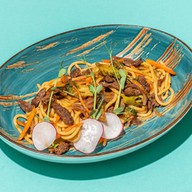 Спагетти с говядиной и овощами в соусе Фото