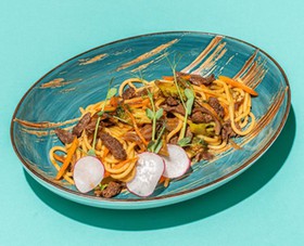 Спагетти с говядиной и овощами в соусе - Фото
