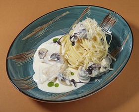 Спагетти с копченой курицей и грибами - Фото