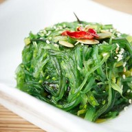 Салат из маринованных водорослей чука Фото