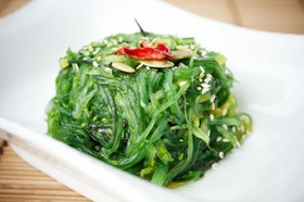 Салат из маринованных водорослей чука - Фото