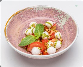 Моцарелла с томатами и соусом песто - Фото
