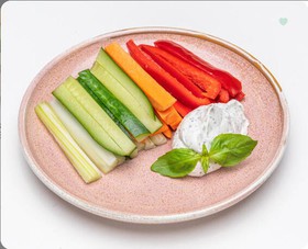 Свежие овощи с соусом блю-чиз - Фото