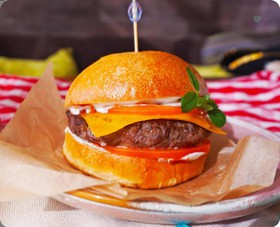 Гамбургер с говяжьей котлетой и сыром - Фото