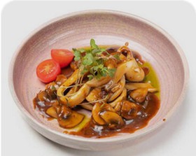 Кальмар жаренный с грибами в соусе - Фото
