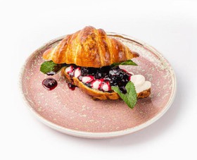 Круассан с крем сыром и ягодным джемом - Фото