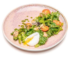 Салат из подкопченого лосося с яйцом - Фото