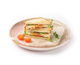 Сэндвич с беконом и жареным яйцом - Фото