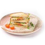 Сэндвич с беконом и жареным яйцом Фото