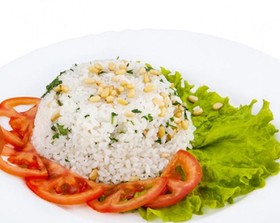 Рис отварной с зеленью и орешками - Фото