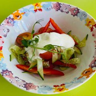 Салатик овощной со сметаной Фото