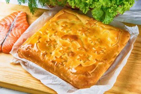 Пирог с кетой и картофелем - Фото