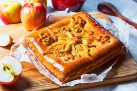 Пирог с яблоками и корицей - Фото