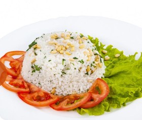 Рис отварной с зеленью и орешками - Фото