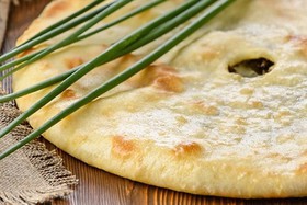 Осетинский пирог с сыром и зеленым луком - Фото