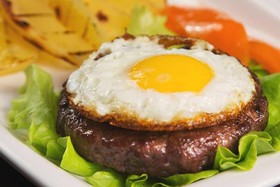 Бифштекс с яйцом и картофелем фри - Фото
