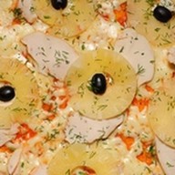 Пицца с куриной грудкой и ананасами Фото