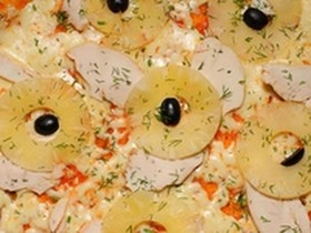 Пицца с куриной грудкой и ананасами - Фото