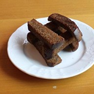 Гренки чесночные из бородинского хлеба Фото