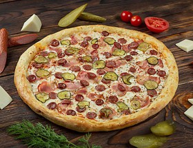 Пицца с охотничьими колбасками и беконом - Фото