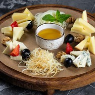 Сырная тарелка Фото
