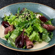 Салат из розовой говядины с салатом Фото