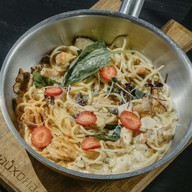 Паста с куриной грудкой и грибами Фото